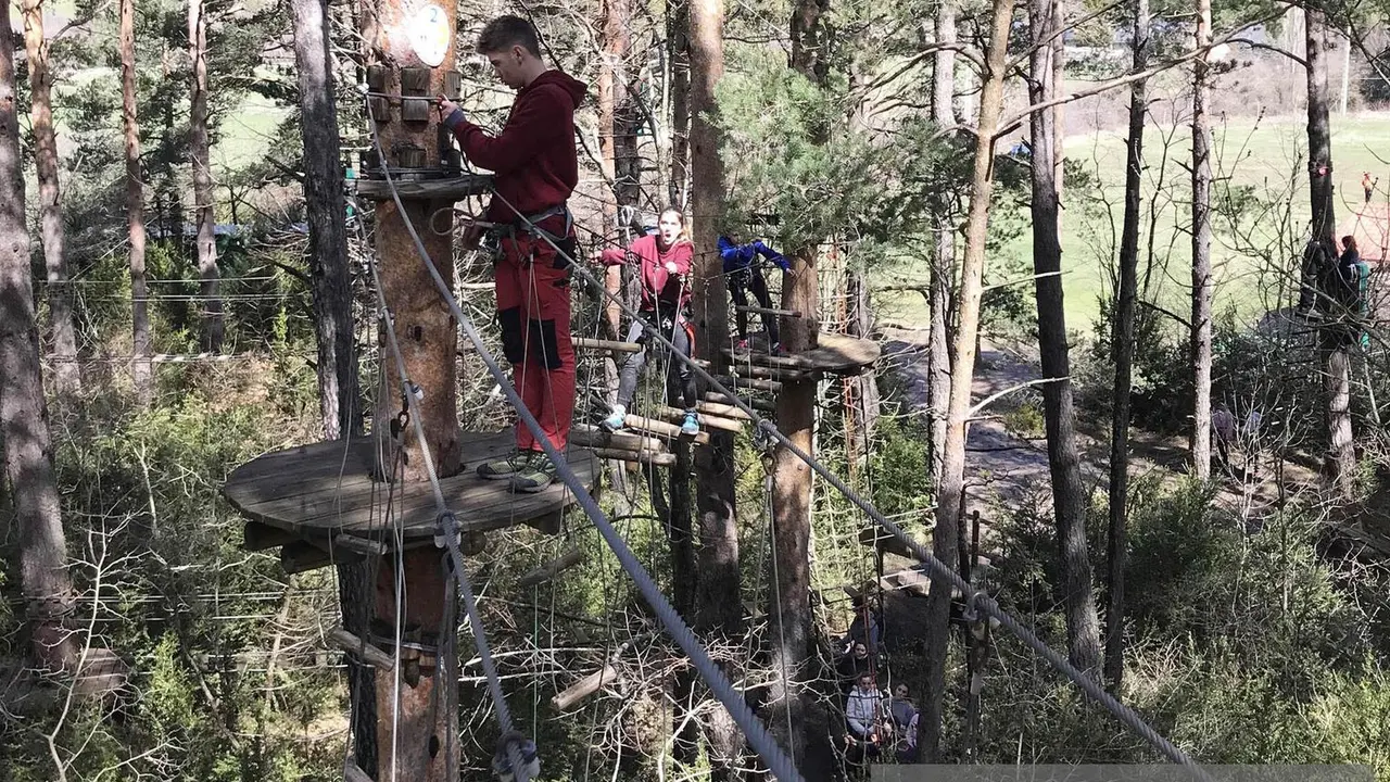 Las tirolinas del Ecoparque El Juncaral, reabre este s&aacute;bado, y es uno de los principales reclamos veraniegos de Villan&uacute;a. Foto: Turismo de Villan&uacute;a