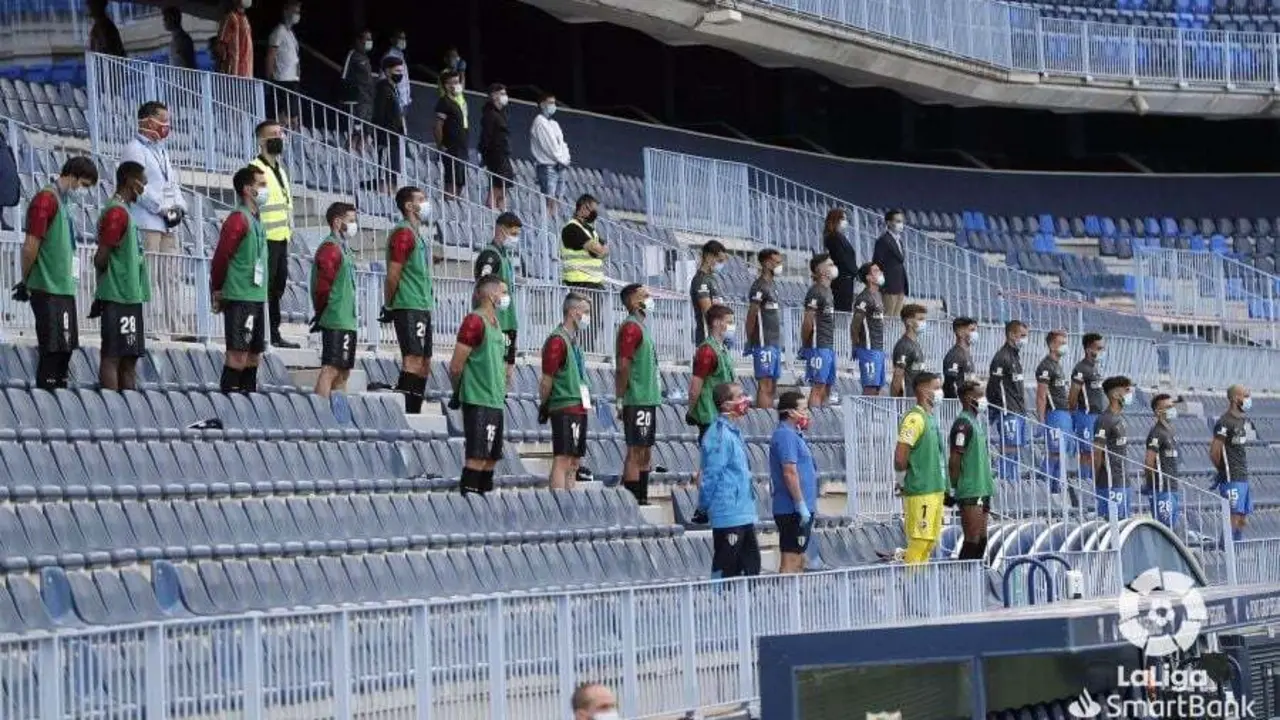 Los jugadores de recambio esperan su turno en la grada | Foto: LFP