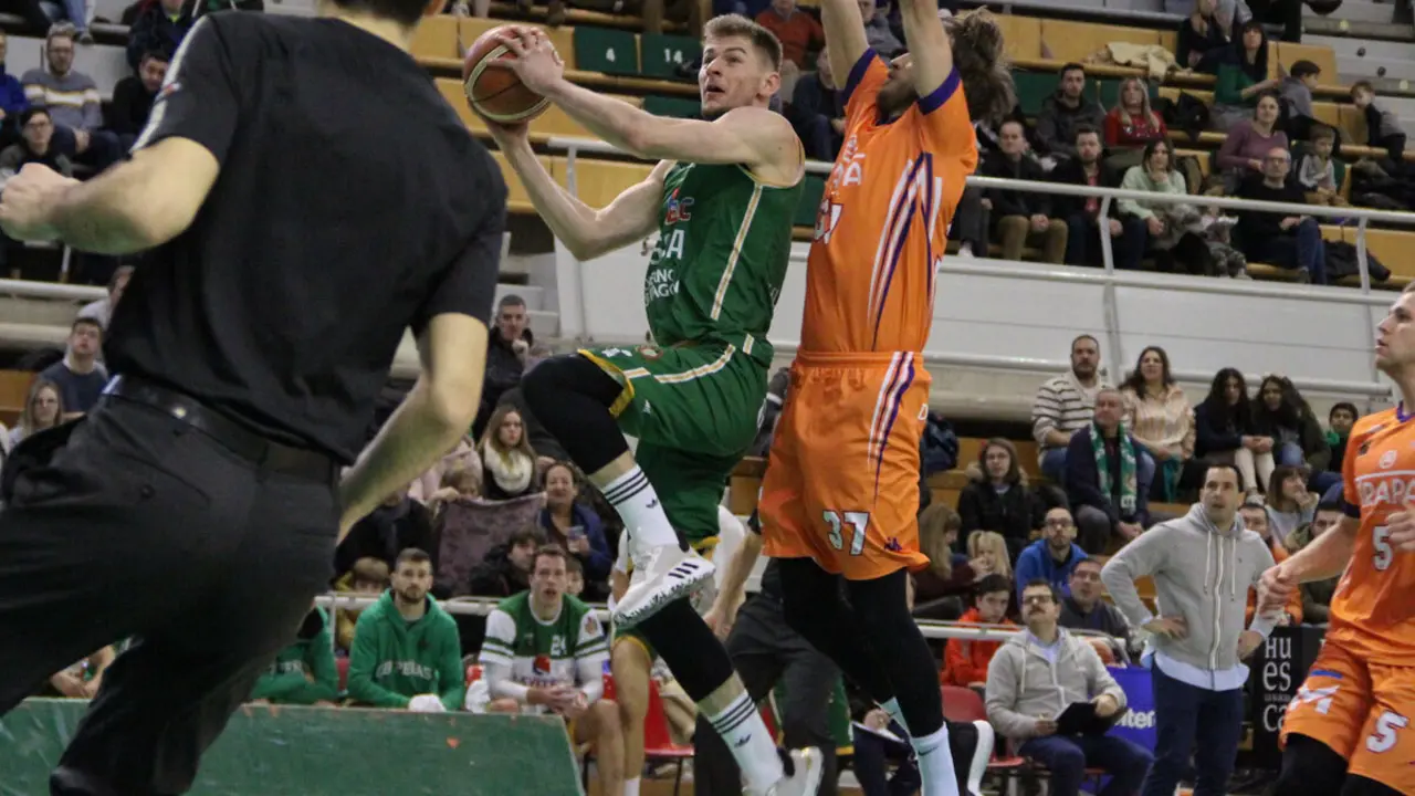 Andriy Grytsak entrando a canasta con la camiseta de Levitec Huesca | Foto: David Mart&iacute;nez (CBP Huesca)