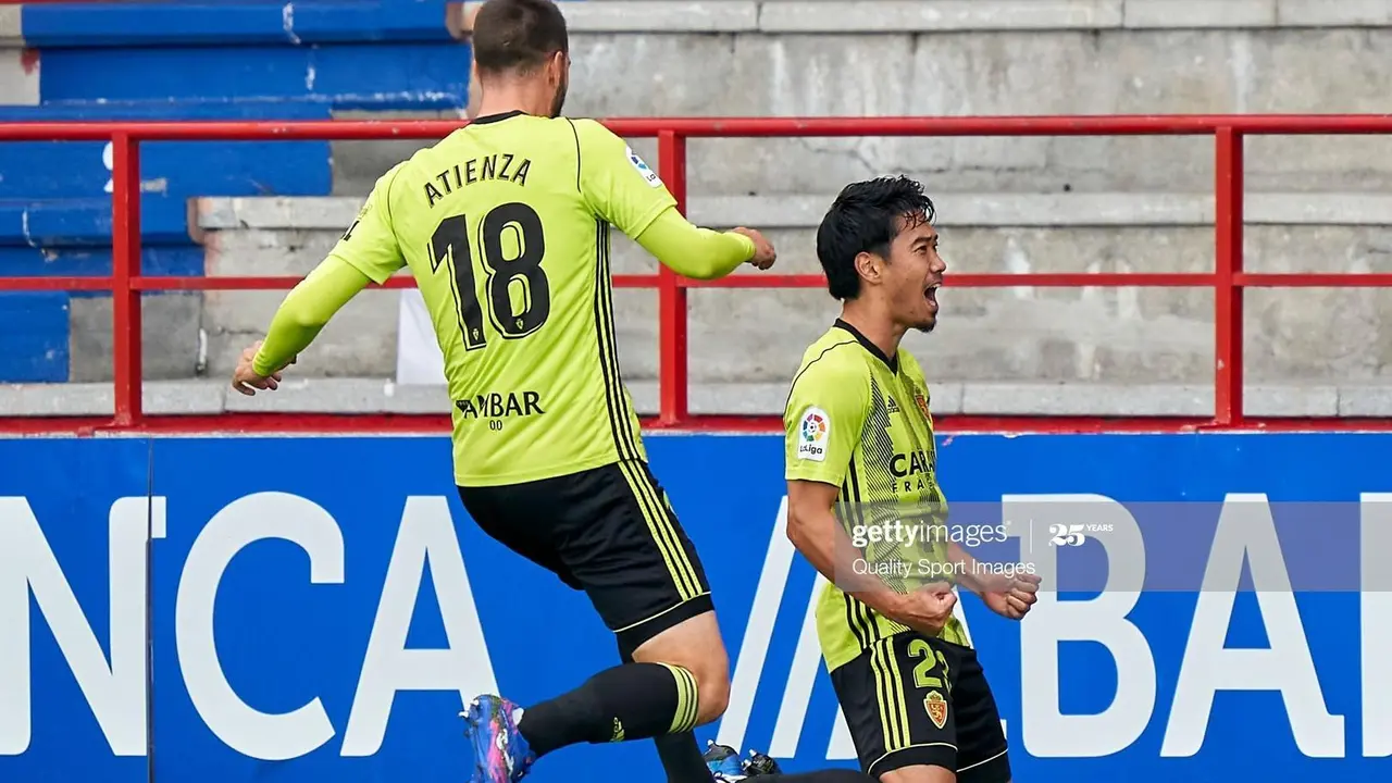 Shinji Kagawa marca su tercer gol como zaragocista ante el CD Lugo. Foto: Jose Manuel Alvarez/Getty Images