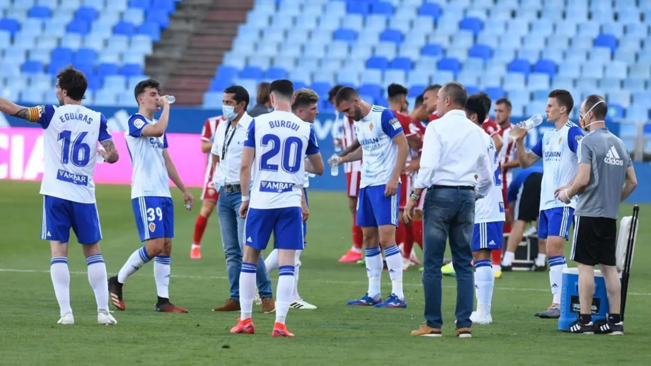 V&iacute;ctor Fern&aacute;ndez da instrucciones a sus jugadores en la segunda pausa de hidrataci&oacute;n. Foto: Real Zaragoza