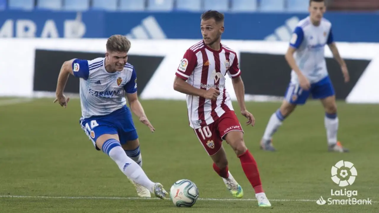 Ra&uacute;l Guti, en una acci&oacute;n del partido ante la UD Almer&iacute;a. Foto: LaLiga Smartbank