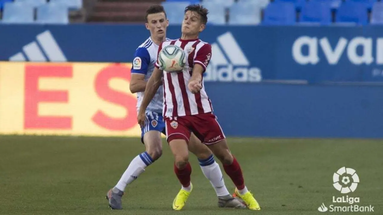 Carlos Nieto en una jugada del partido ante la UD Almer&iacute;a. Foto: LaLiga SmartBank