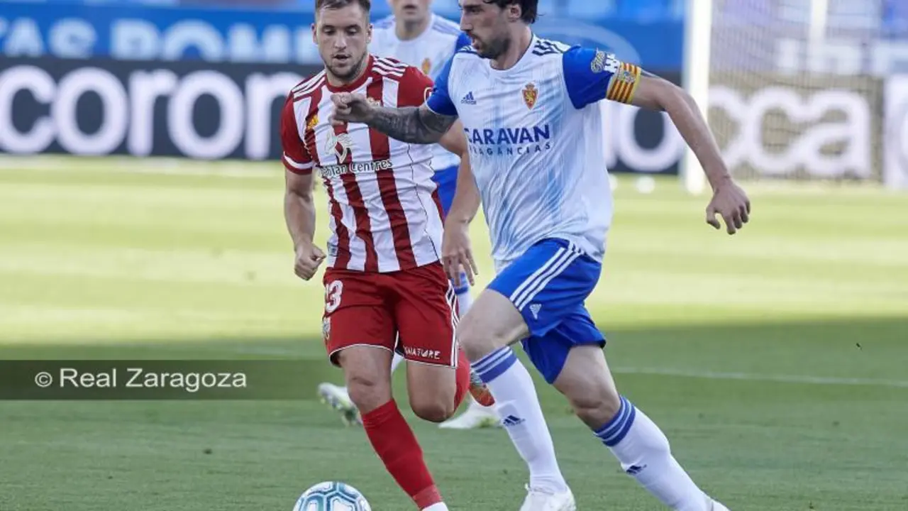 I&ntilde;igo Eguaras en la temporada pasada ante el Almer&iacute;a. Foto: Toni Gil / Real Zaragoza
