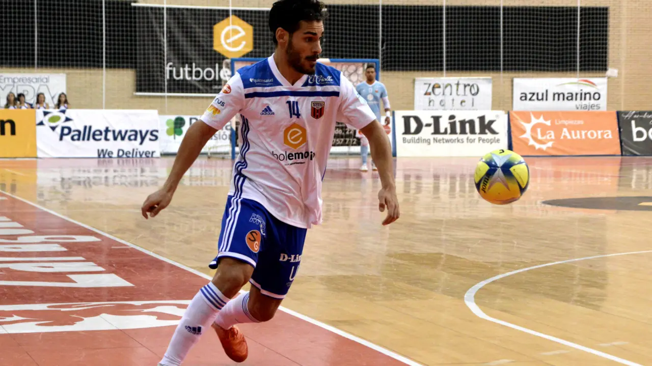 Cejudo controla un bal&oacute;n durante un partido. | Foto: Emotion Zaragoza