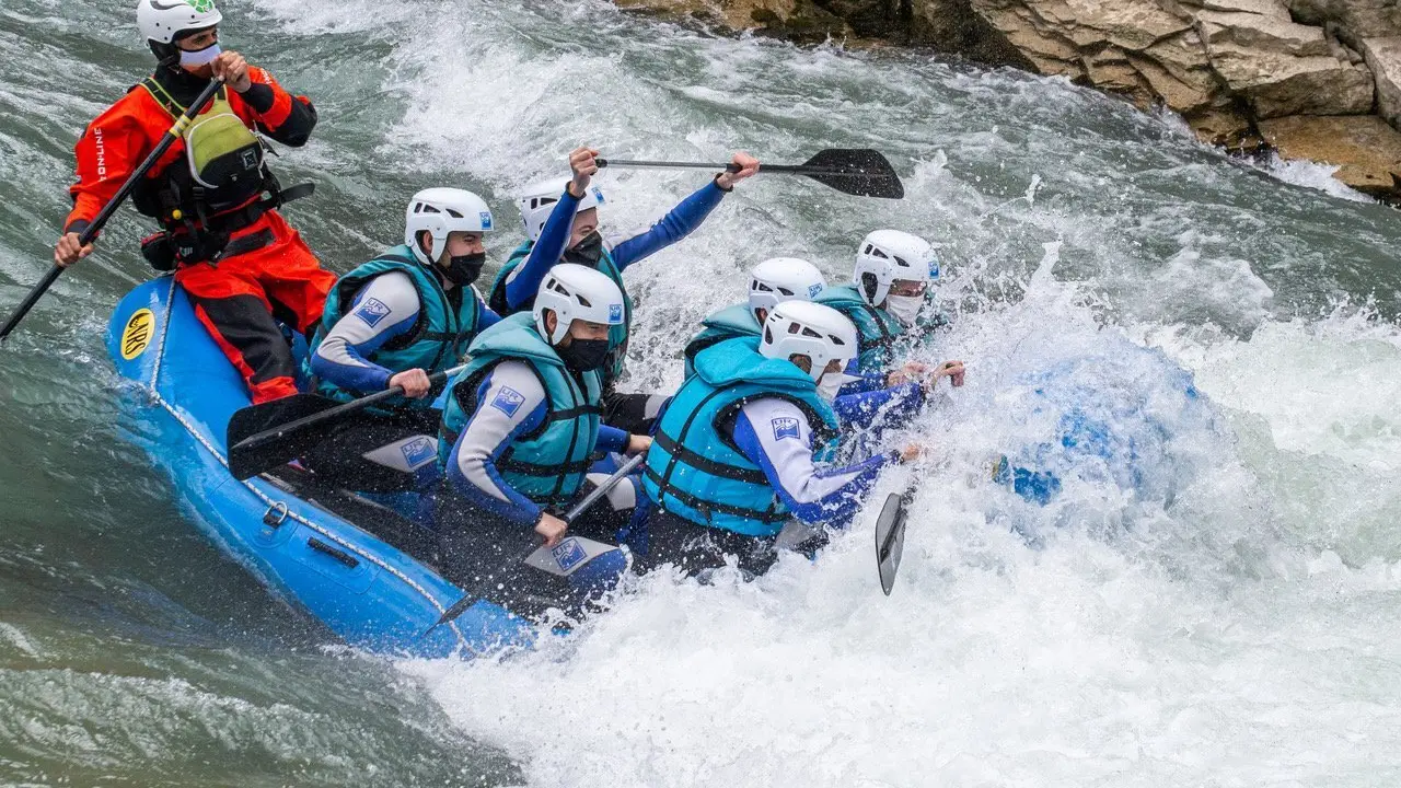 Rafting en uno de los r&iacute;os del Alto Arag&oacute;n, que este junio bajan con un gran caudal. Foto: UR Pirineos