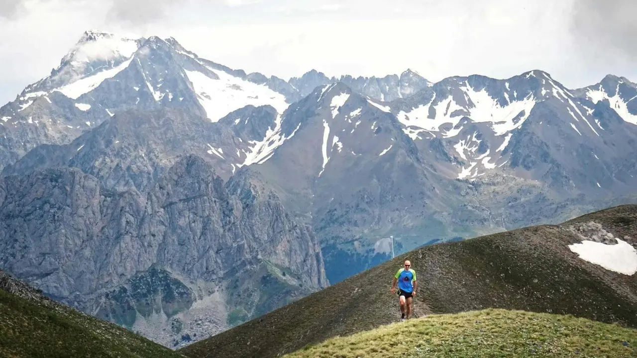 Impresionante imagen de un corredor de la anterior edici&oacute;n del Trail Valle de Tena, una de las carreras m&aacute;s espectaculares de Espa&ntilde;a. Foto: Cedida