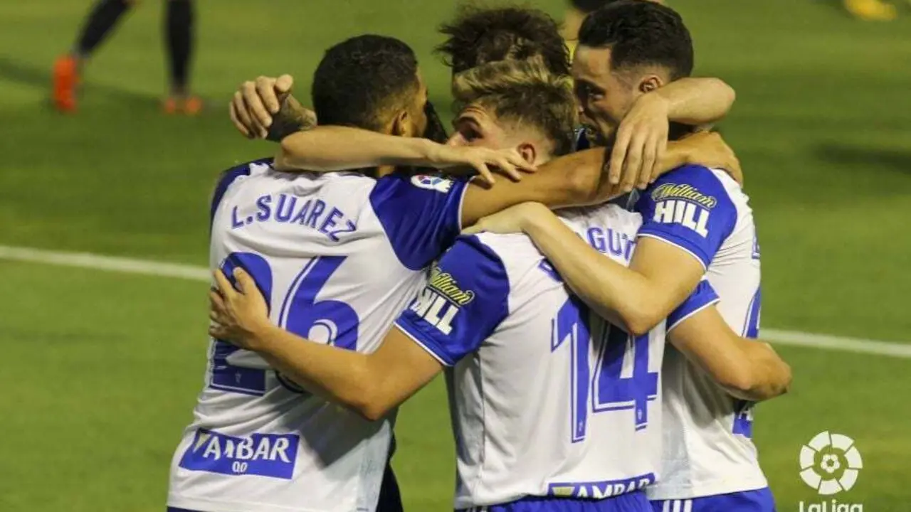Los jugadores zaragocistas se abrazan en uno de los goles. Foto: LaLigaSmartbank