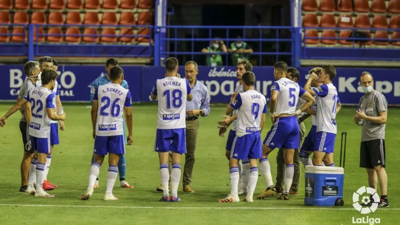 V&iacute;ctor Fern&aacute;ndez aprovecha una pausa para dar indicaciones a sus jugadores. Foto: LaLiga SmartBank