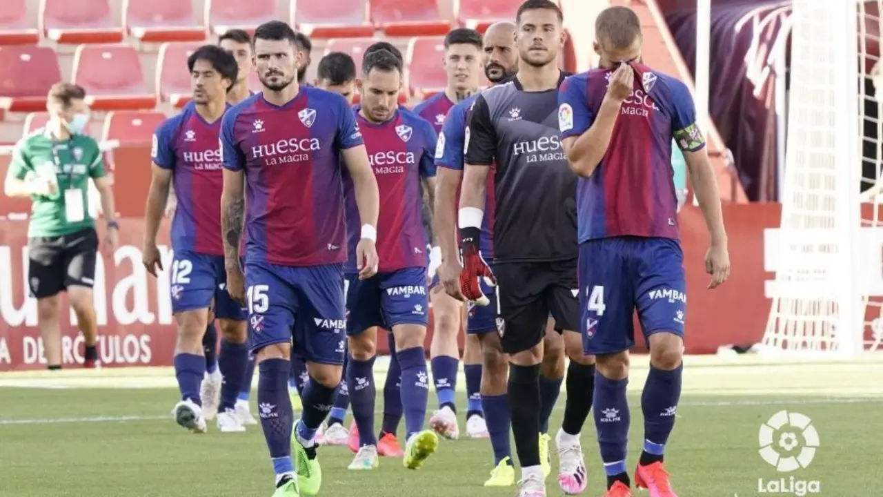 Los jugadores de la SD Huesca saliendo al Carlos Belmonte. | Foto: LaLiga