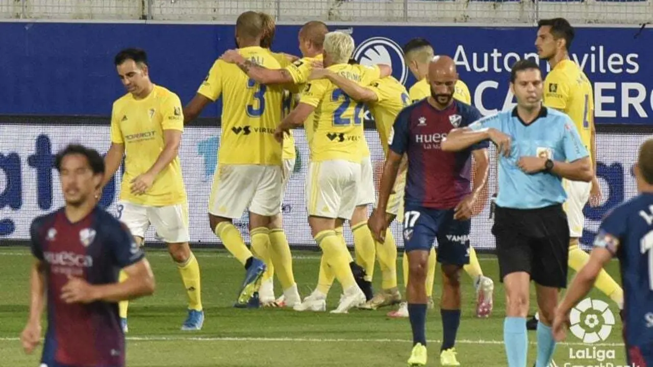 El C&aacute;diz celebrando el gol en el &uacute;ltimo minuto. | Foto: LaLiga