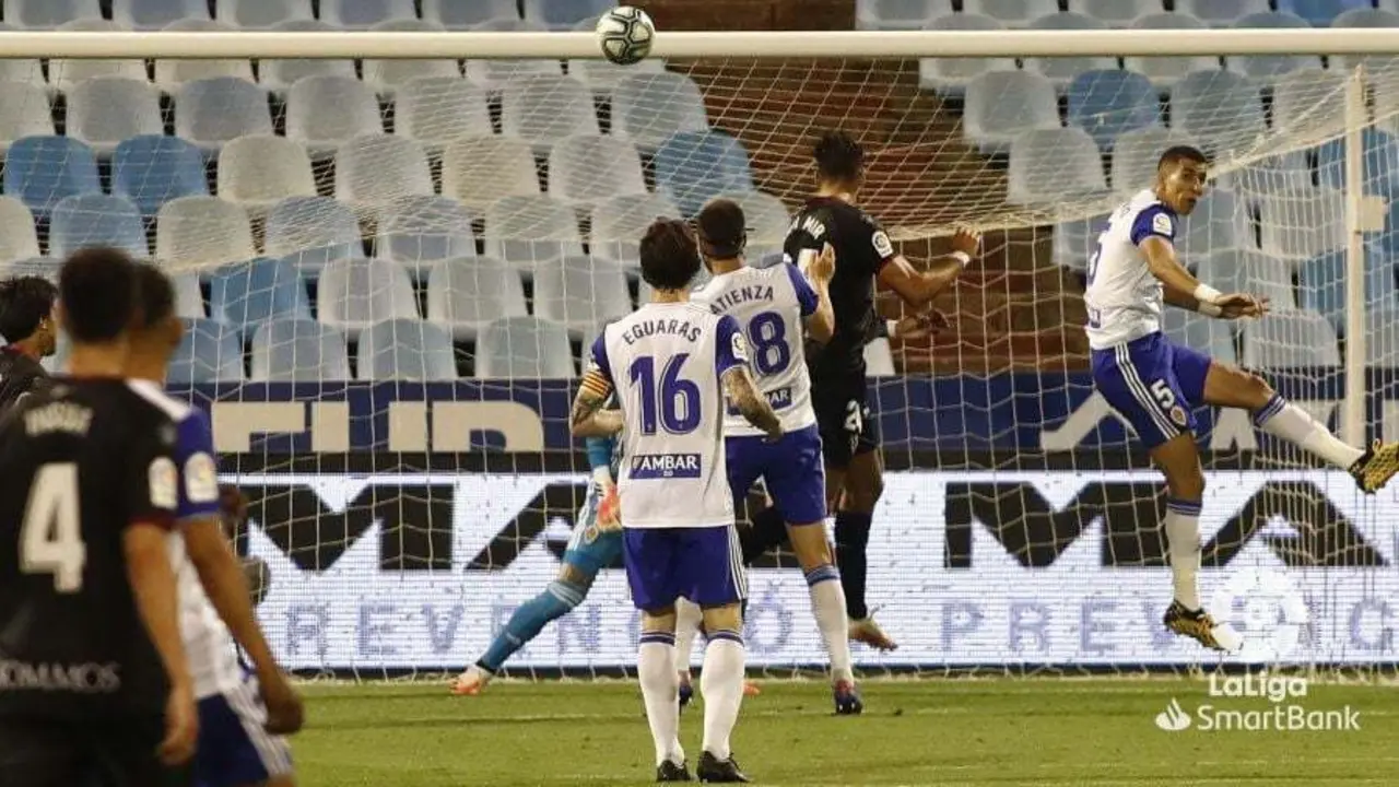Imagen del &uacute;ltimo derbi aragon&eacute;s en La Romareda. Foto: LFP