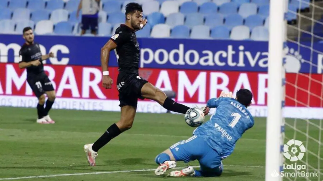 Cristian &Aacute;lvarez para un bal&oacute;n en una jugada con Rafa Mir. Foto: LaLiga SmartBank