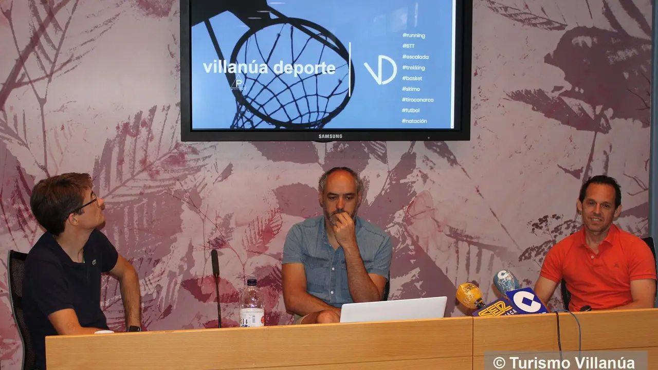 El alcalde de Villan&uacute;a, en el centro de la imagen con los responsable de la web que aglutina Villan&uacute;a Deporte. Foto: Cedida