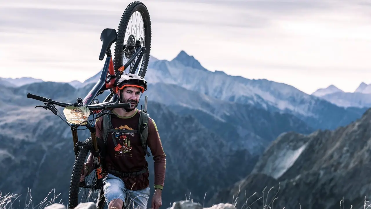 Imagen de una anterior edici&oacute;nd e la Trans-Nomad donde el pedaleo y el porteo de la BTT son necesarios para salvar algunos tramos. Foto: Juanjo Otazu