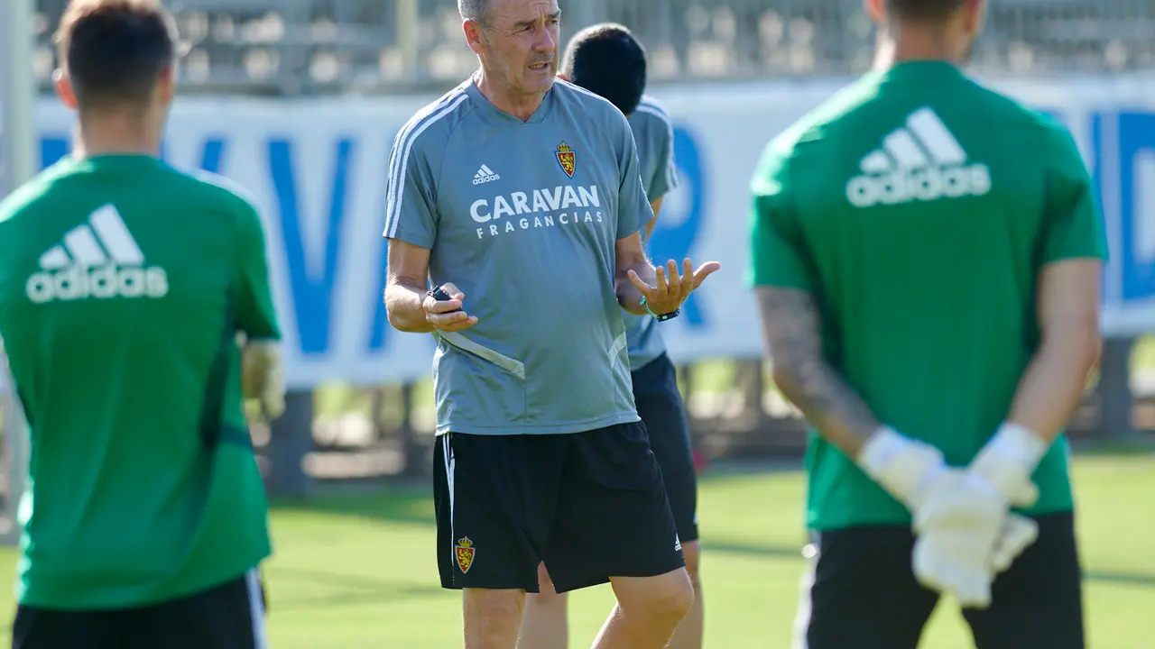 V&iacute;ctor Fern&aacute;ndez da indicacones a sus futbolistas en la Ciudad Deportiva. Foto: Real Zaragoza
