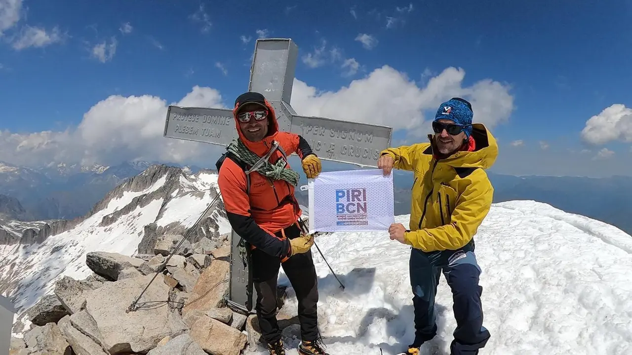 Jonatan Garc&iacute;a y Sergi Mingote (d) en la cima del Aneto con la promoci&oacute;n de la candidatura ol&iacute;mpica Pirineos-Barcelona 2030. Fpoto: Cedida
