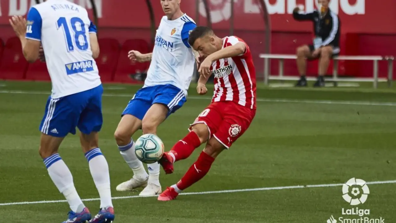 Pichu Atienza y Carlos Vigaray en una jugada defensiva en Montilivi. Foto: LaLiga SmartBank