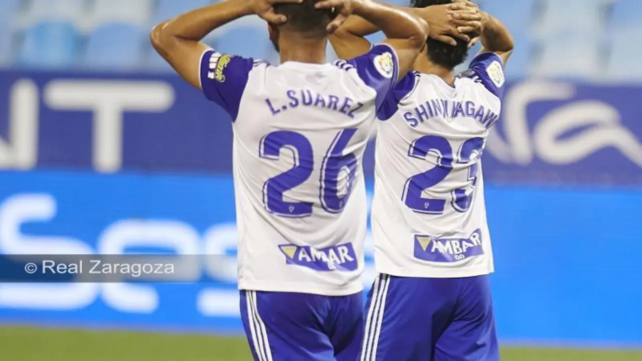 Luis Su&aacute;rez y Kagawa ante la SD Huesca | Foto: Tino Gil, Real Zaragoza