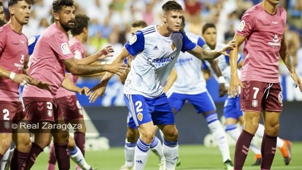 Carlos Vigaray defiende una jugada ante el CD Tenerife en la primera vuelta. Foto: Tino Gil / Real Zaragoza