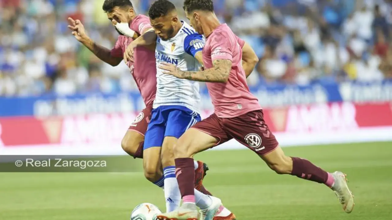Luis Su&aacute;rez conduce un bal&oacute;n entre dos rivales en el partido con el CD Tenerife de la primera vuelta. Foto: Tino Gil / Real Zaragoza