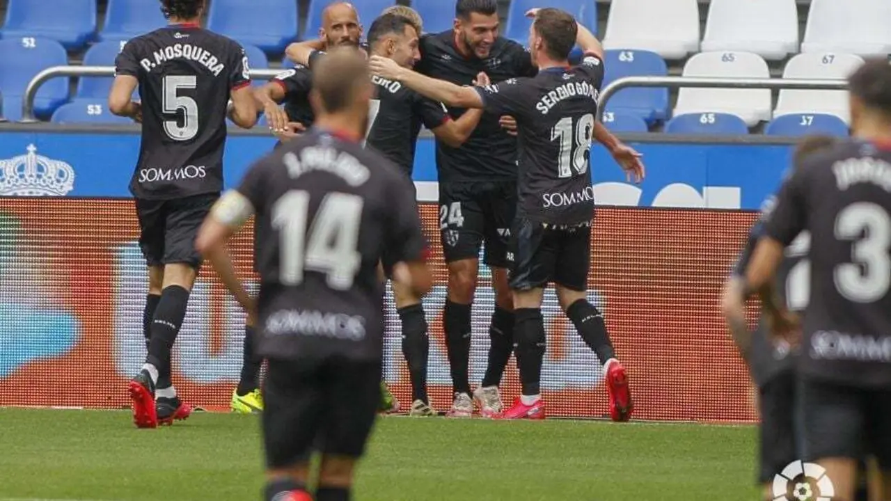 Los jugadores de la SD Huesca celebrando el tanto de Mir. | Foto: LaLiga