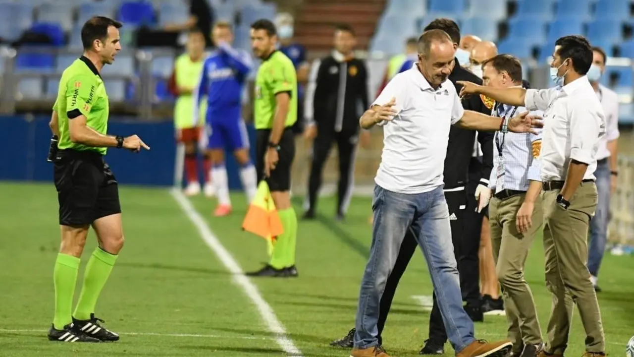 V&iacute;ctor Fern&aacute;ndez, enfadado ante el Rayo. Foto: Real Zaragoza