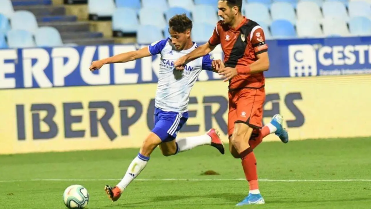 Puado luchando por un bal&oacute;n ante el Rayo Vallecano | Foto: Real Zaragoza