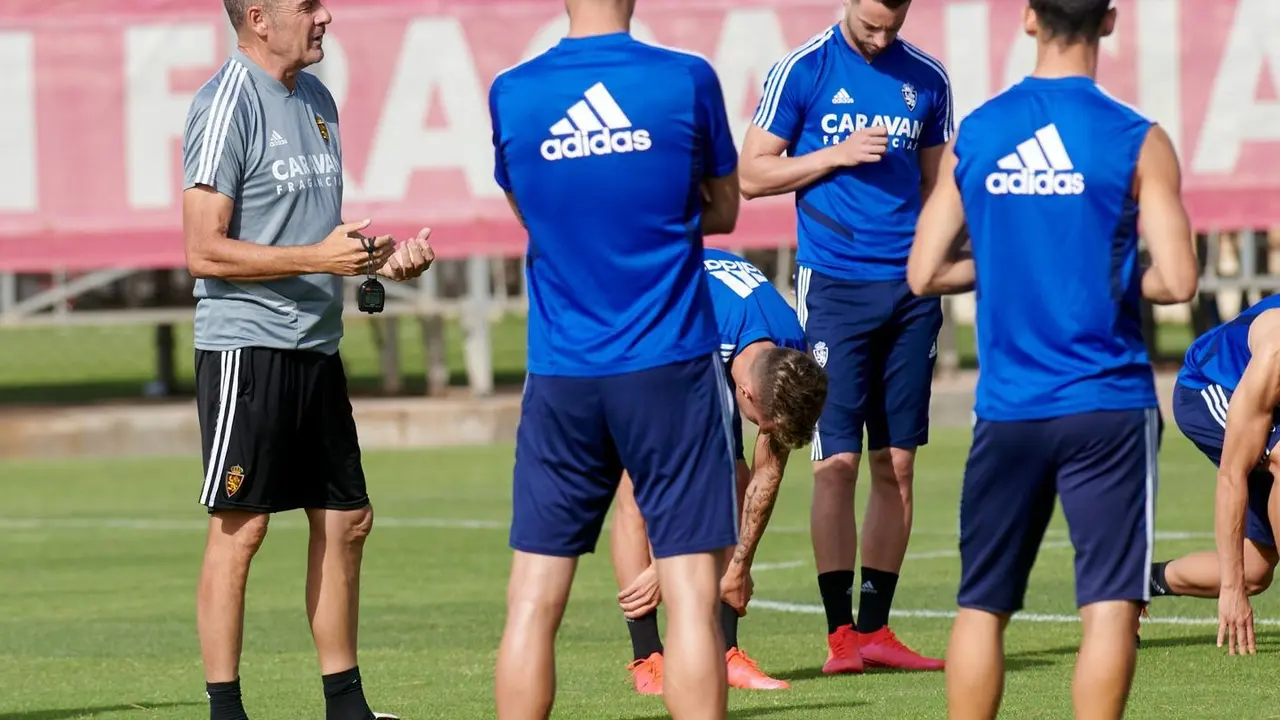 V&iacute;ctor Fern&aacute;ndez da indicaciones a sus jugadores en un entrenamiento. Foto: Real Zaragoza