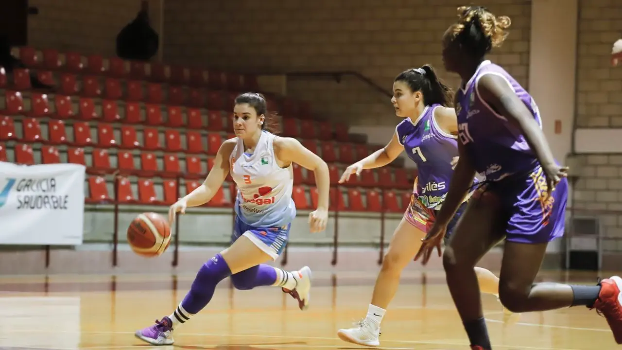 Patricia Vicente, en un partido con AD Cortegada. Foto: &Oacute;scar Vifer/La Voz de Galicia
