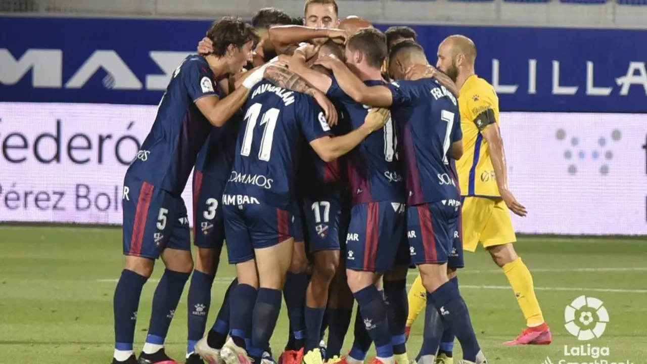 Los jugadores del Huesca se abrazan tras el gol de Cristo. | Foto: LaLiga