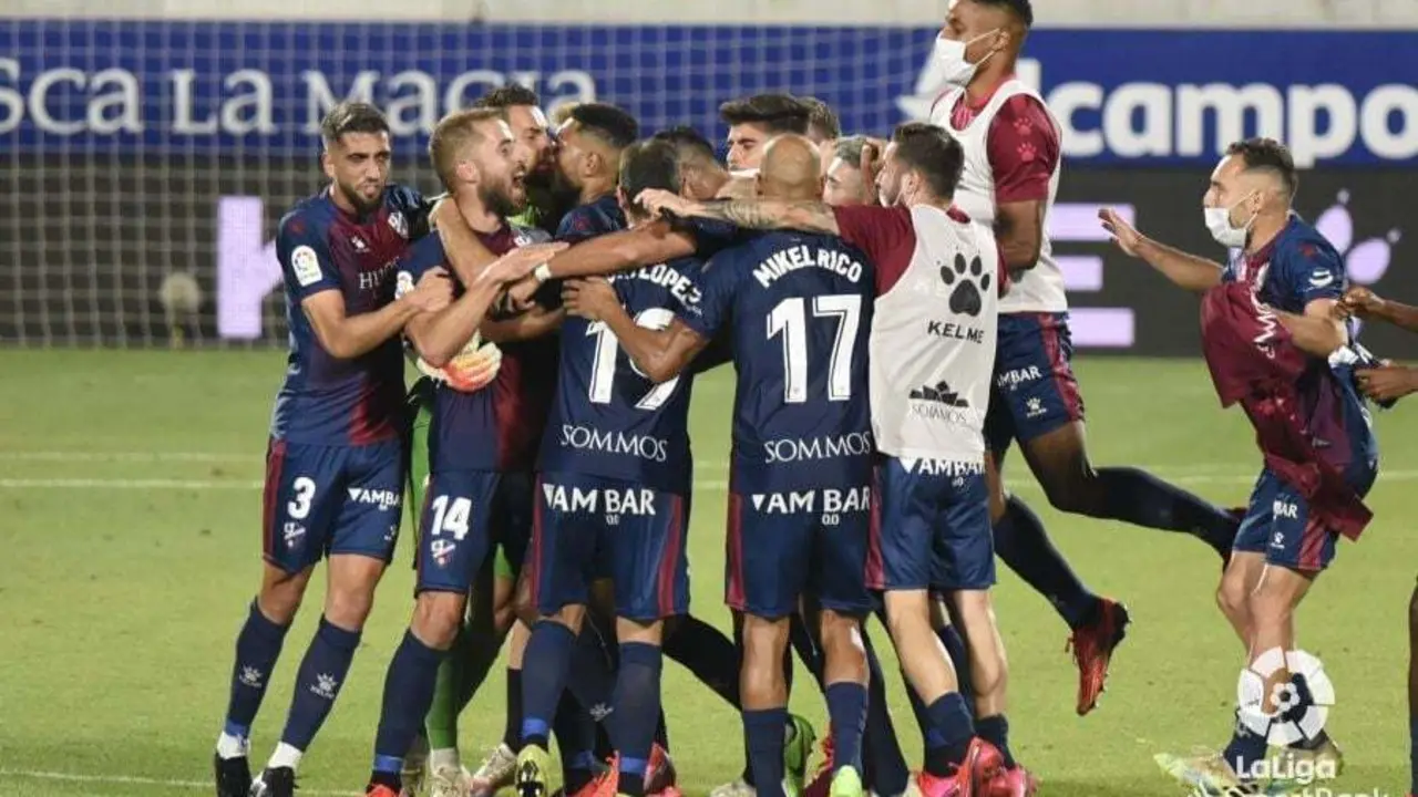 Los azulgranas festejan el triunfo contra el Alcorc&oacute;n. | Foto: LaLiga