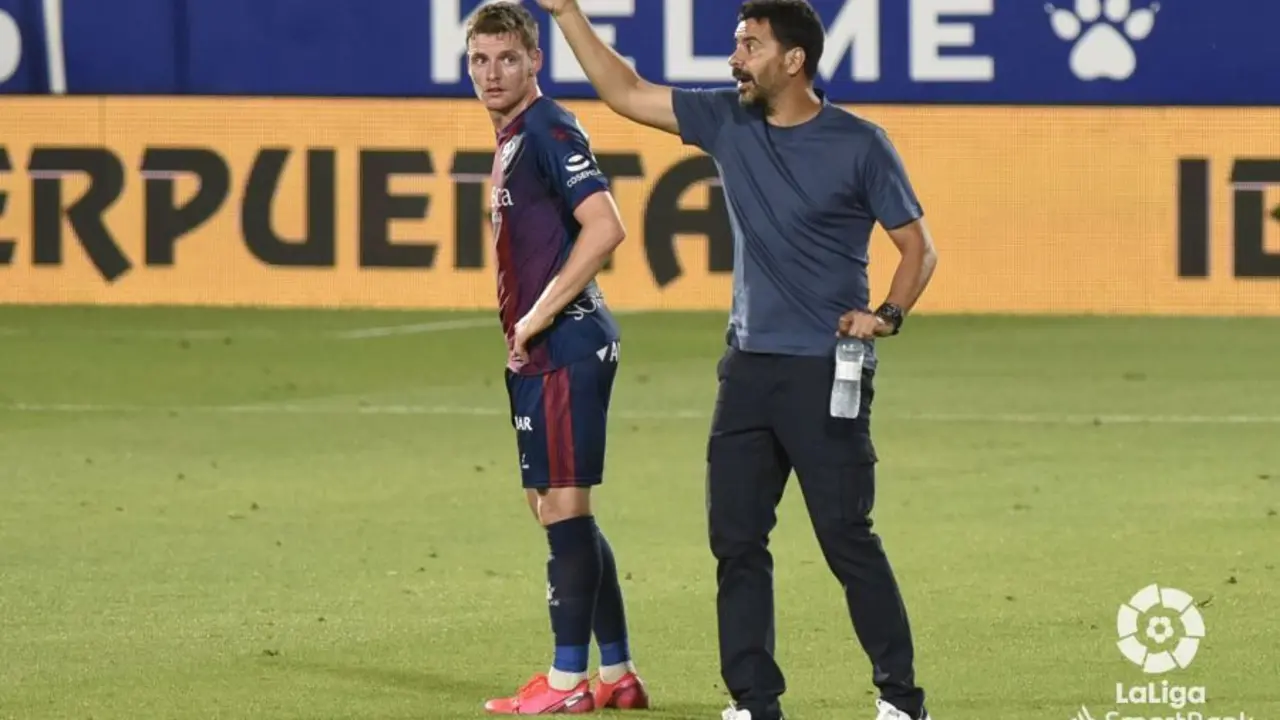 M&iacute;chel S&aacute;nchez durante un encuentro en El Alcoraz | Foto: LaLiga