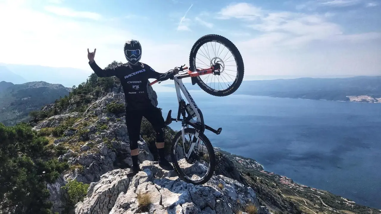 Gabi Torralba posa en la costa croata donde Orbea graba una campa&ntilde;a de promoci&oacute;n de la marca. Foto: Cedida