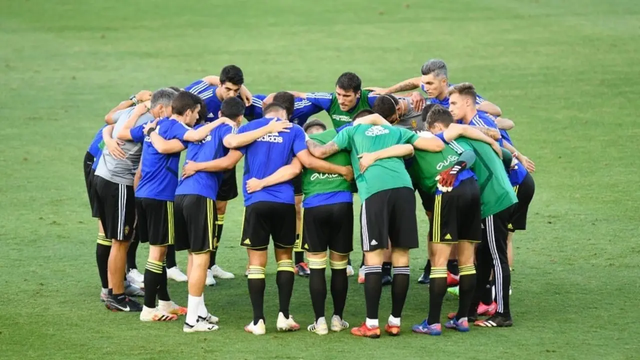 El Real Zaragoza hace pi&ntilde;a antes del parido en el Heliodoro Rodr&iacute;guez L&oacute;pez. Foto: Real Zaragoza