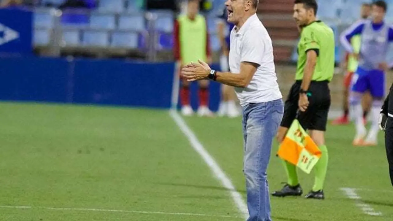 V&iacute;ctor dando indicaciones a su equipo. Foto: Real Zaragoza