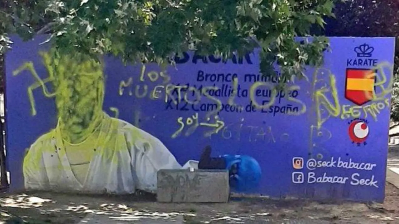 Mural dedicado a Babacar Seck con pintadas nazis y racistas. Foto: Ayuntamiento de Zaragoza