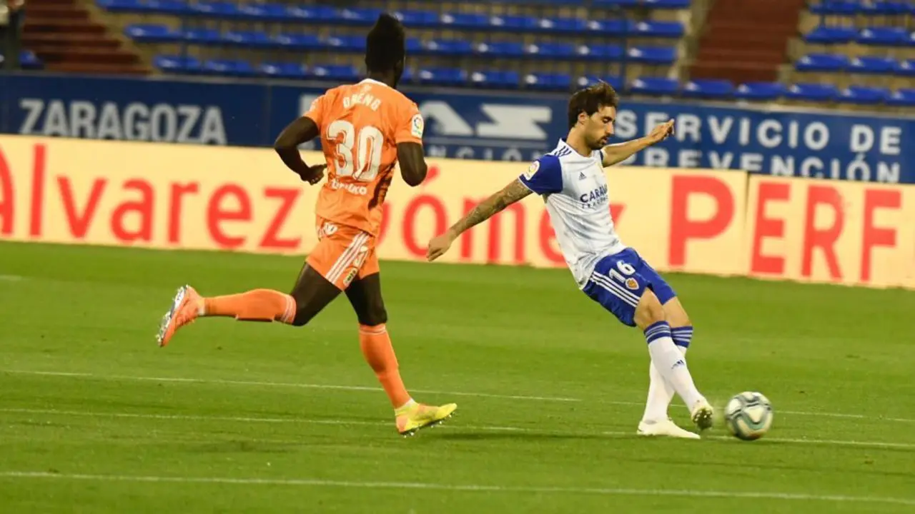 Eguaras dando un pase ante el Oviedo | Foto: Real Zaragoza