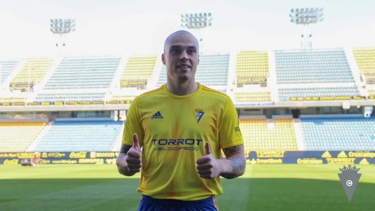 Pombo en su presentaci&oacute;n con su nuevo club. | Foto: C&aacute;diz CF