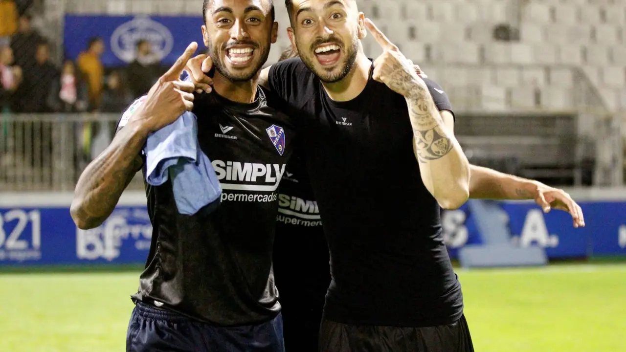Akapo junto a Vadillo celebrando el ascenso. | Foto: EFE