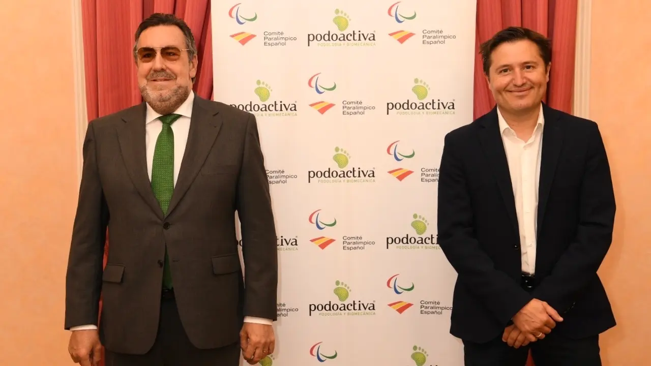 Miguel Carballeda y V&iacute;ctor Alfaro en el acto donde se sell&oacute; la continuidad de la relaci&oacute;n entre Poroactiva y los paral&iacute;mpicos espa&ntilde;oles. Foto: Podoactiva