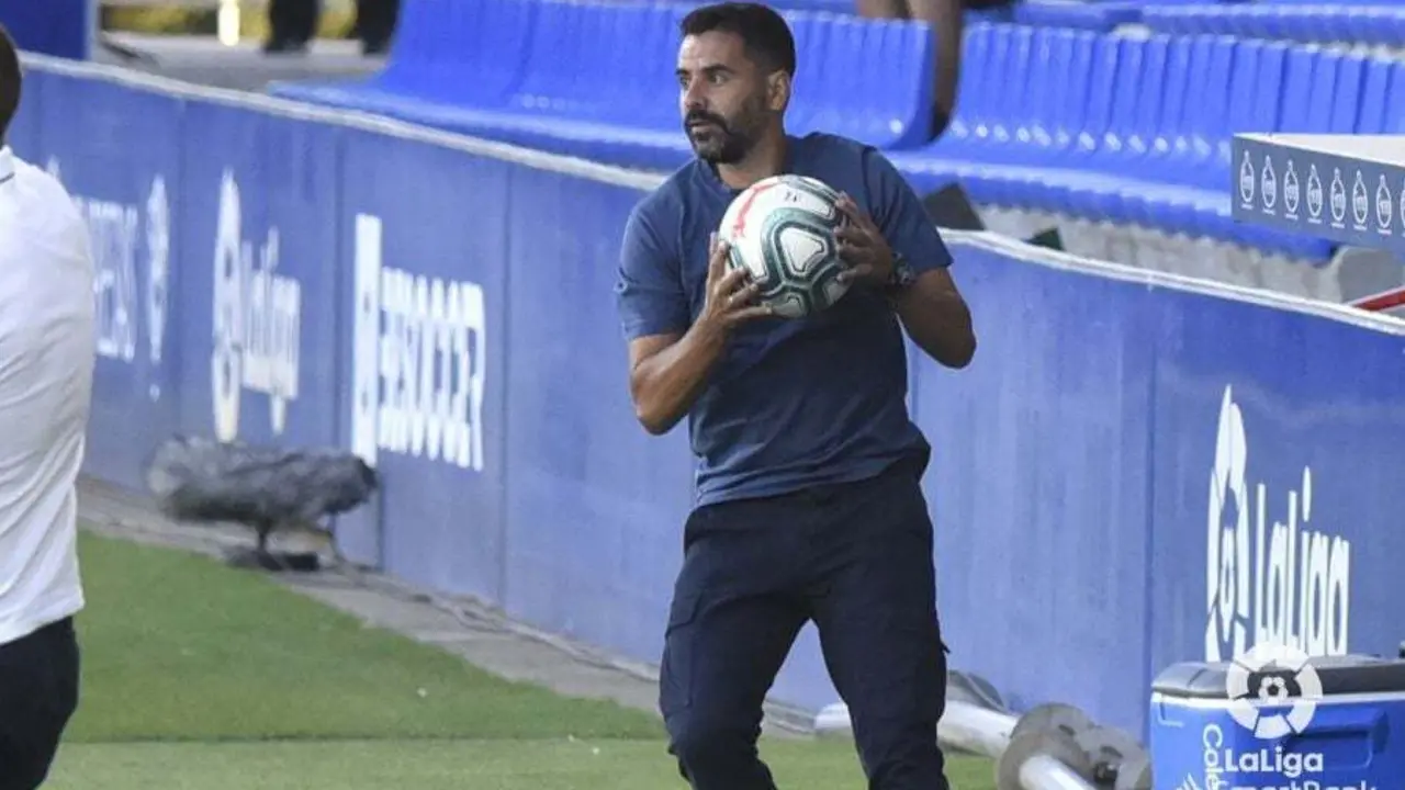 M&iacute;chel bloca el bal&oacute;n en el hist&oacute;rico partido donde el Huesca certific&oacute; un nuevo ascenso a Primera Divisi&oacute;n. Foto: LaLiga