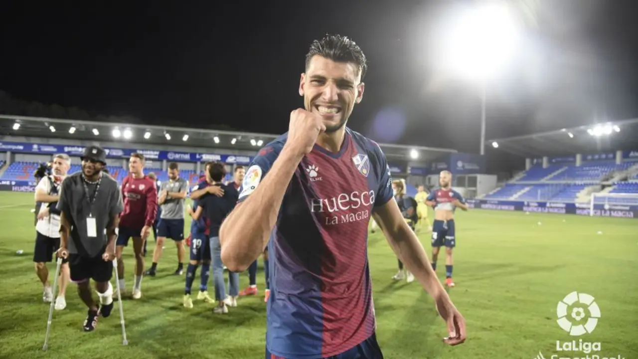 Rafa Mir, en la imagen, celebra el ascenso del Huesca tras ganar al Numancia. Foto: LaLiga