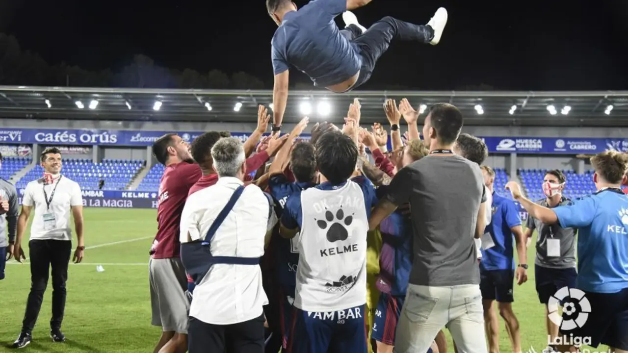 M&iacute;chel, manteado por sus jugadores tras certificar el ascenos a Primera. Foto: LaLiga