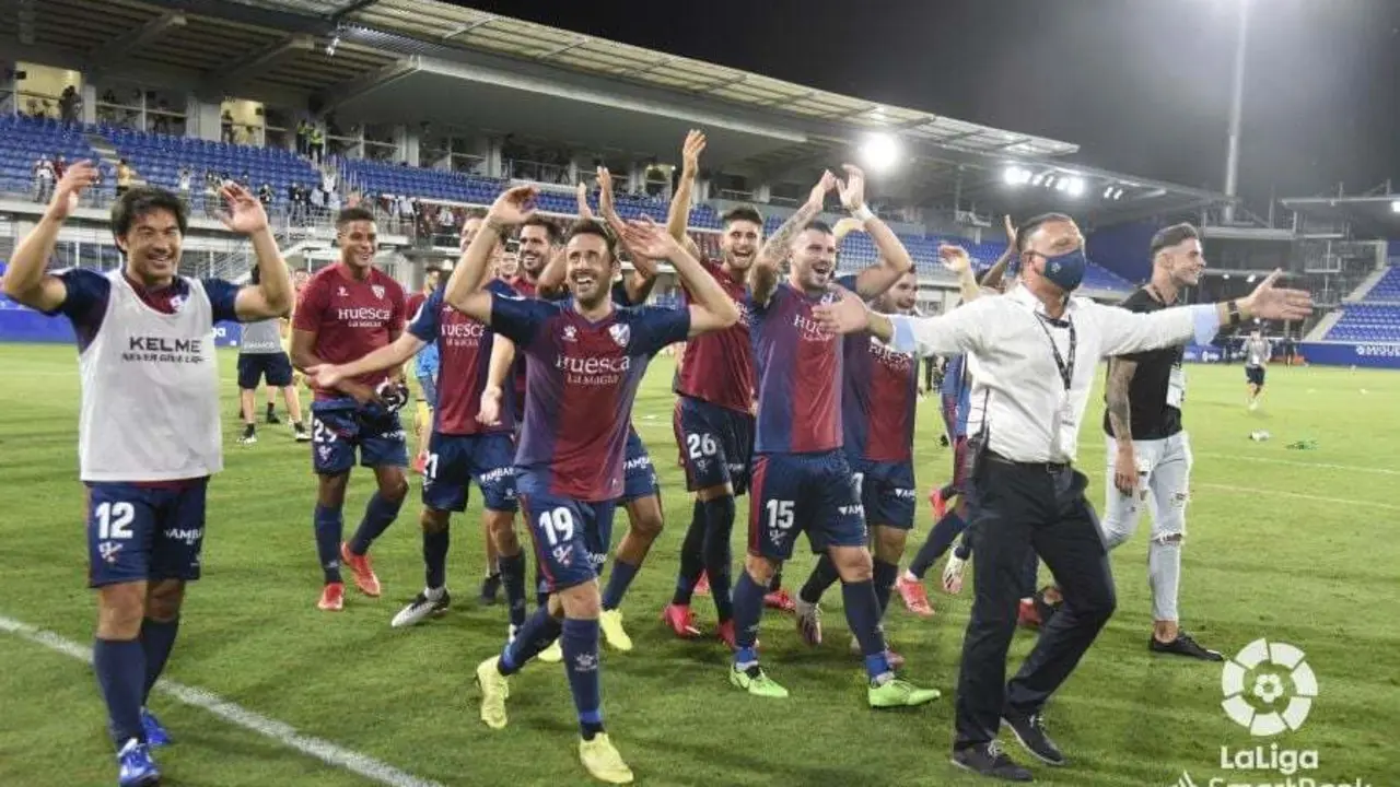 Jugadores de la SD Huesca celebran el ascenso sobre El Alcoraz. Foto: LaLiga