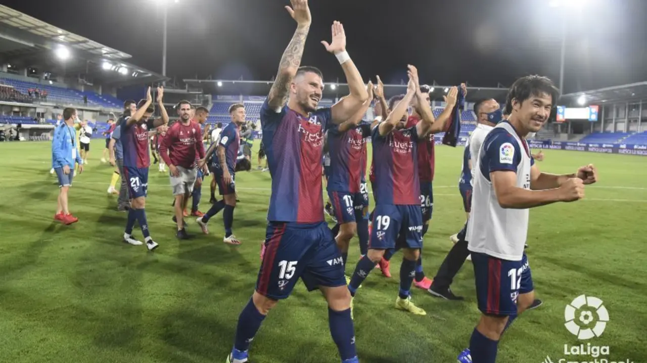 La SD Huesca celebrando el ascenso. | Foto: LaLiga