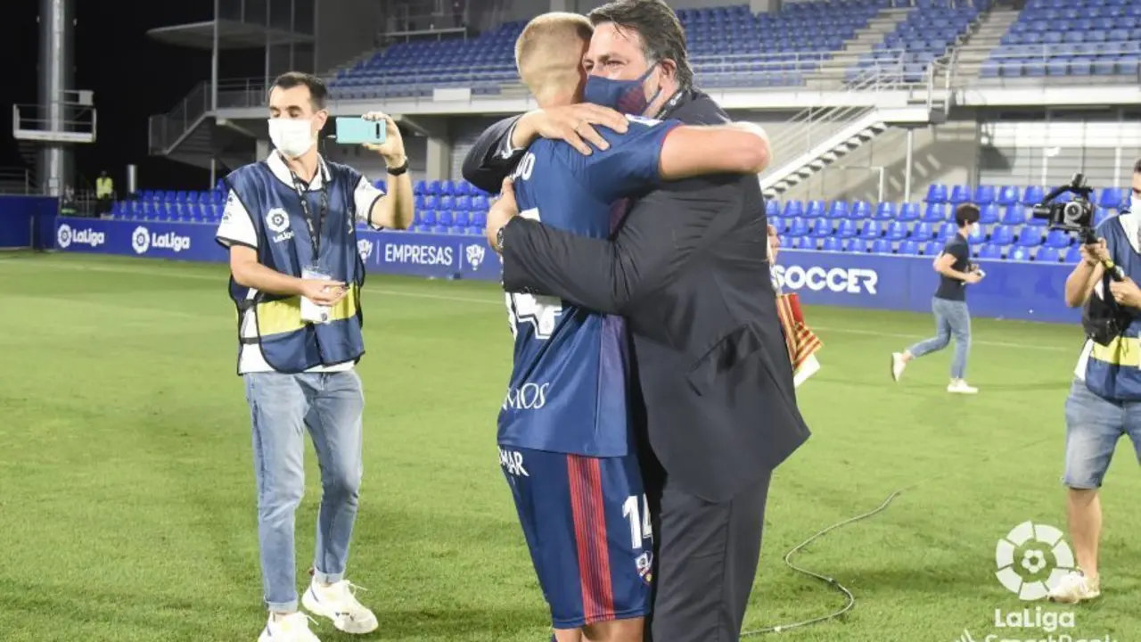 Manuel Torres en un abrazo con Pulido. | Foto: LaLiga