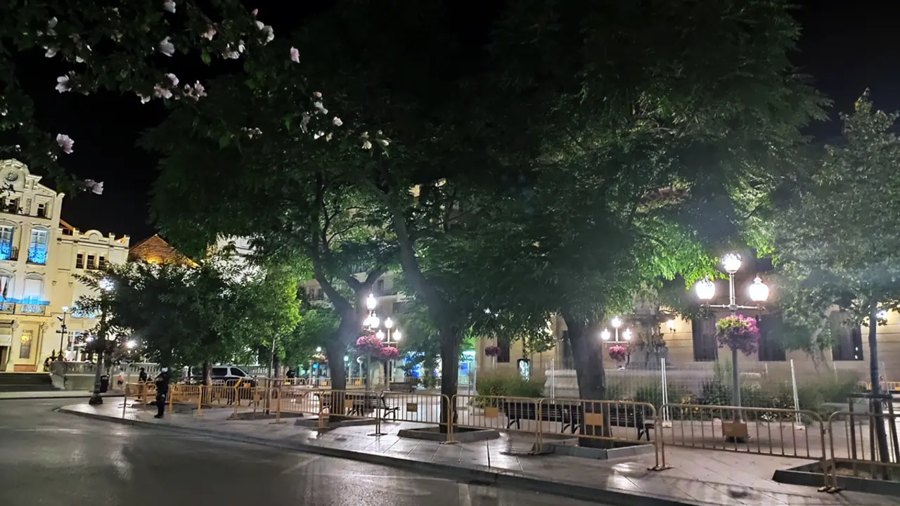 Plaza Navarra de Huesca, vac&iacute;a tras el ascenso de la SD Huesca | Foto: Marta Sistac