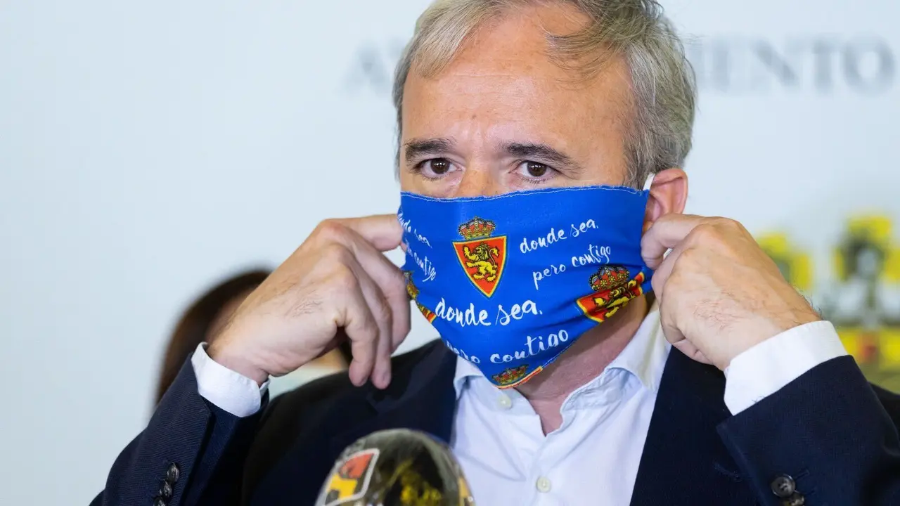 El Alcalde de Zaragoza, Jorge Azc&oacute;n, con la mascarilla del Real Zaragoza. Foto: @Jorge_Azcon