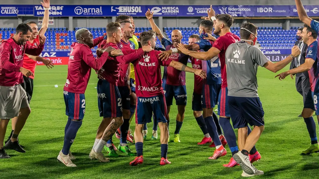 El equipo celebra el ascenso a Primera Divisi&oacute;n. | Foto: SD Huesca